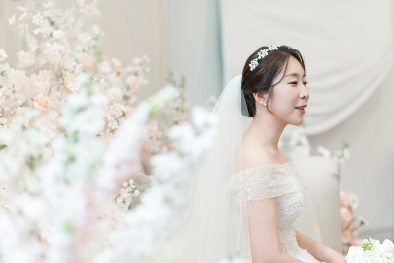 강남 웨딩스냅 상담 안내 — 꽃 사이 신부 옆모습