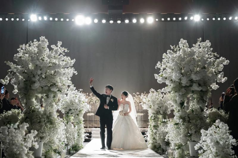 서초 웨딩스냅 — 삼성 서초사옥 환호하며 퇴장하는 신랑신부