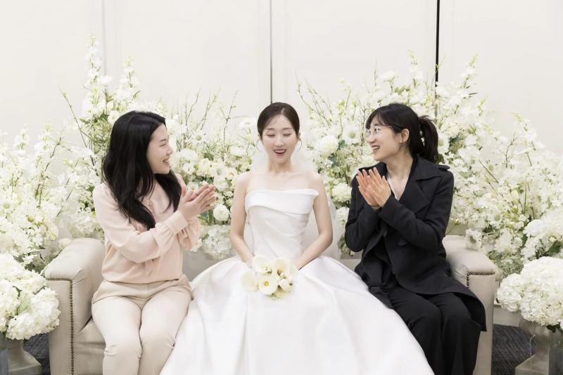서울 아이폰스냅 — 신부대기실 소파에서 친구들과