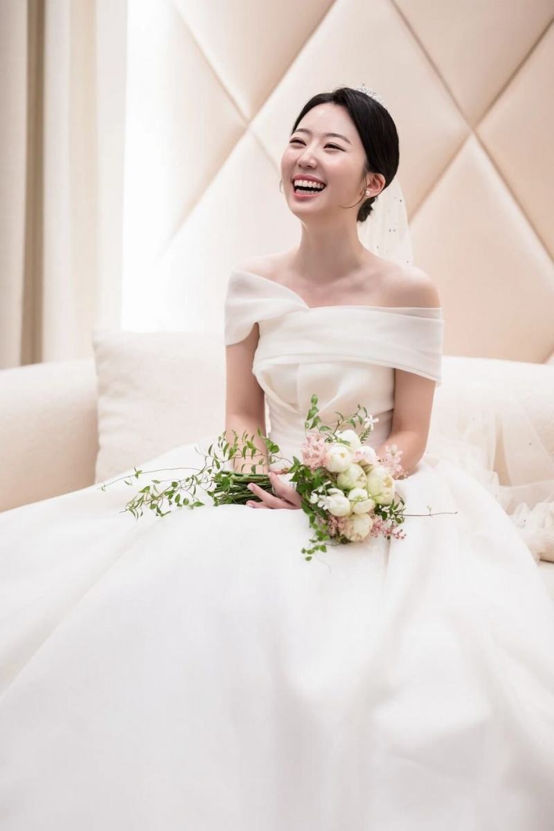 서울 아이폰스냅 — 신부대기실 소파에서 웃는 신부
