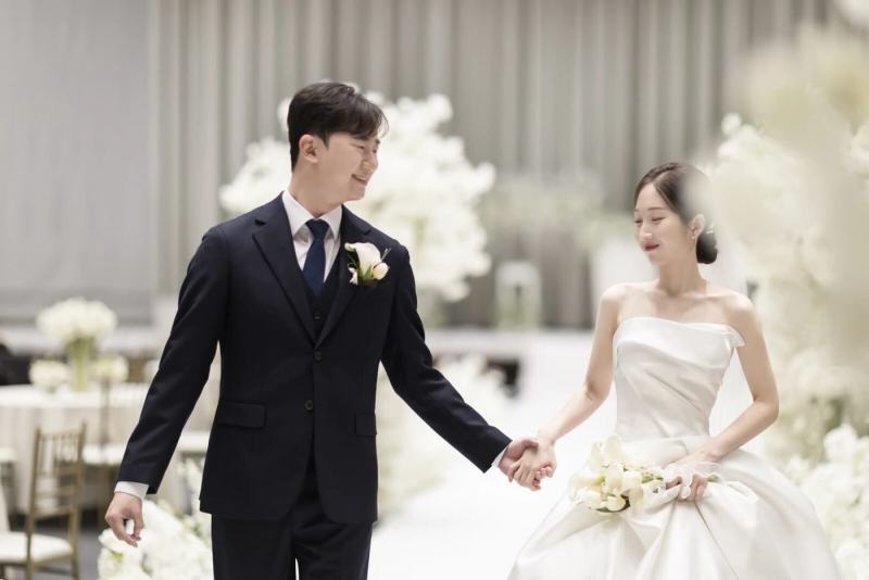 서울 아이폰스냅 상담 안내 — 손잡고 걷는 신랑신부