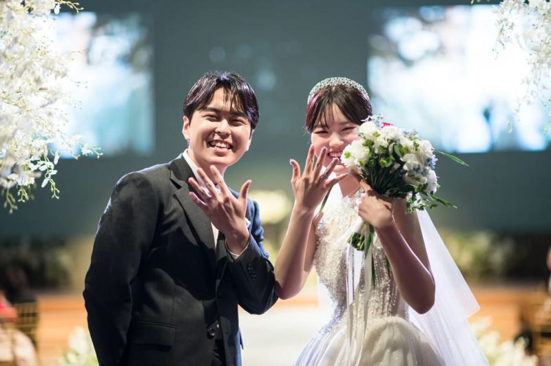 서울 아이폰스냅 — 하객에게 손 흔드는 신랑신부