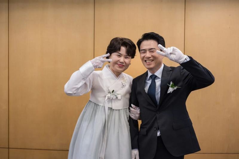 서울 아이폰스냅 — 브이 포즈를 한 혼주와 신랑