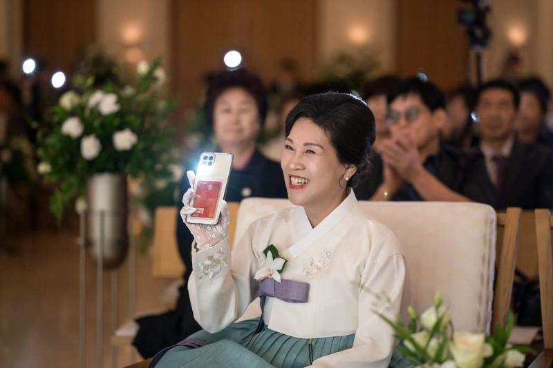 서울 아이폰스냅 — 휴대폰으로 사진 찍는 혼주 어머니