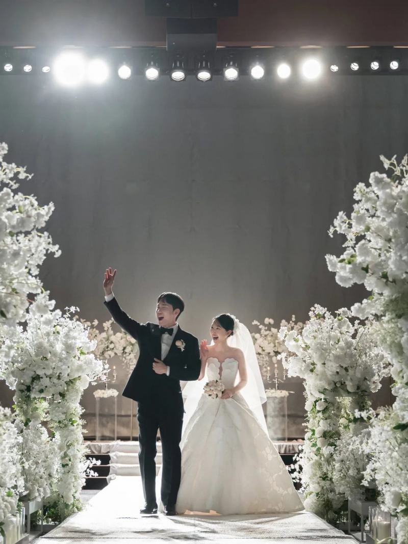 서울 본식 DVD — 환호하며 퇴장하는 신랑신부