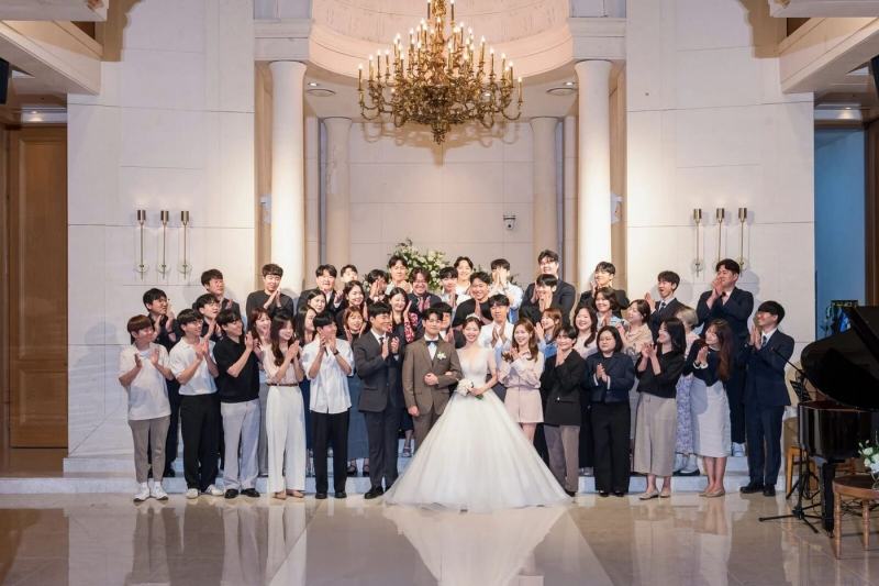 서울웨딩스냅 가격 — 샹들리에 홀 하객 단체사진