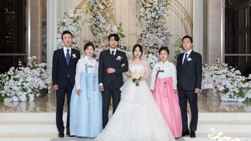 서울웨딩스냅 가격 — 단상 위 양가 가족 원판