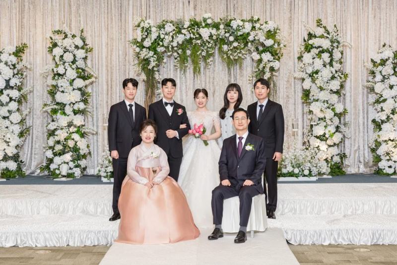 서울웨딩스냅 가격 — 단상 위 양가 부모님과 원판