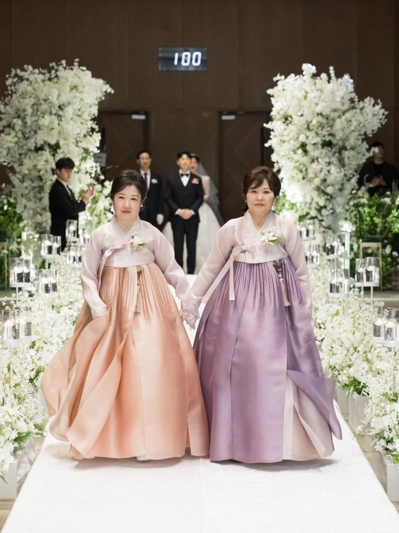 서울웨딩스냅 가격 — 한복 입고 입장하는 양가 어머니
